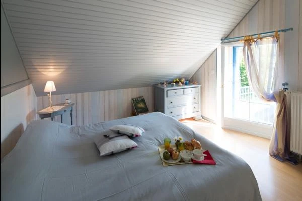 Séjour en gîte avec piscine, pour 12 personnes, avec piscine privée couverte en Creuse chambre 5 avec balcon / 1 lit 160