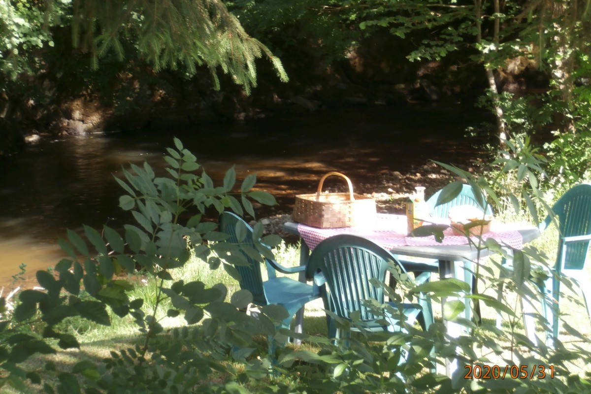 pique -nique au bord de la rivière gîte de Trézagou St Céré LOT 46400