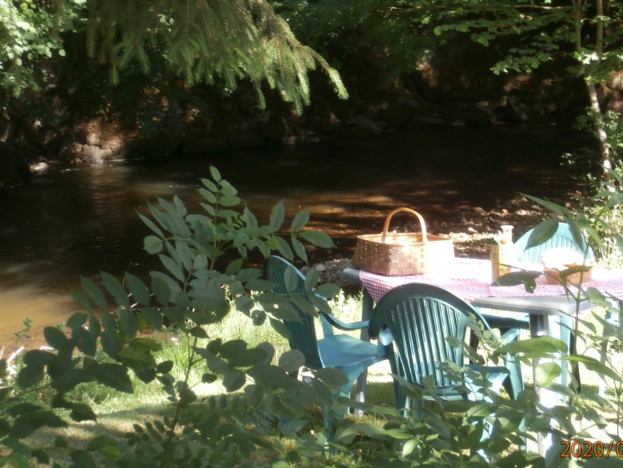 pique -nique au bord de la rivière gîte de Trézagou St Céré LOT 46400