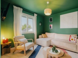 Salon indépendant et chaleureux avec TV