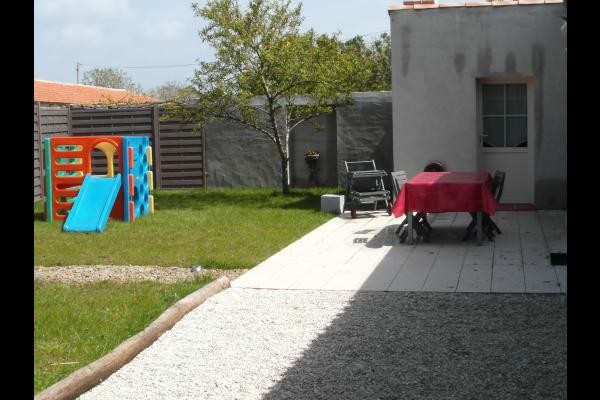 Cour fermée avec terrasse et barbecue