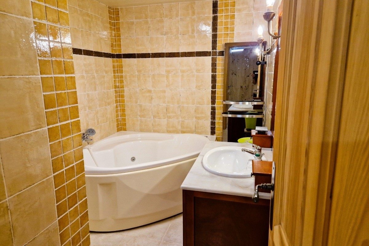 Salle de bains avec baignoire jets et douche en rez-de-jardin - Chalet de montagne au cœur des Vosges - La Bresse