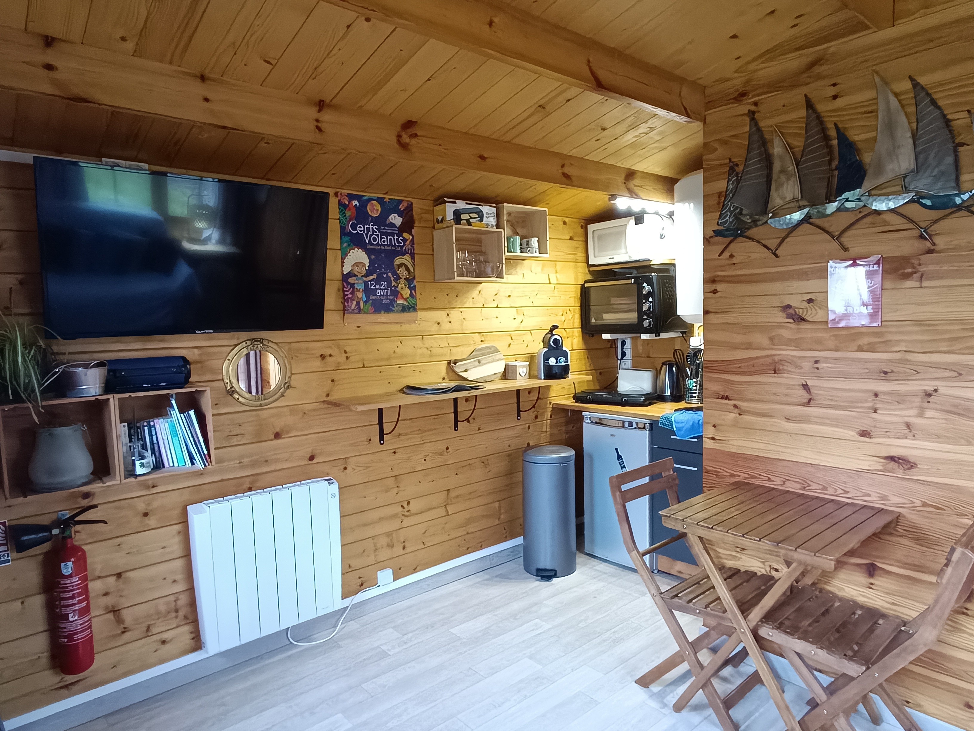 KITCHEN/DINING AREA