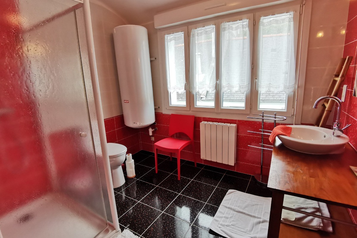 salle de bain avec wc