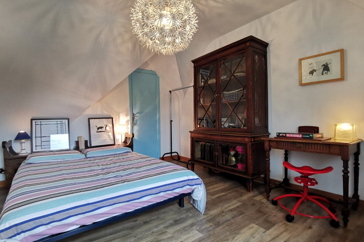A l'étage une chambre avec un lit 140