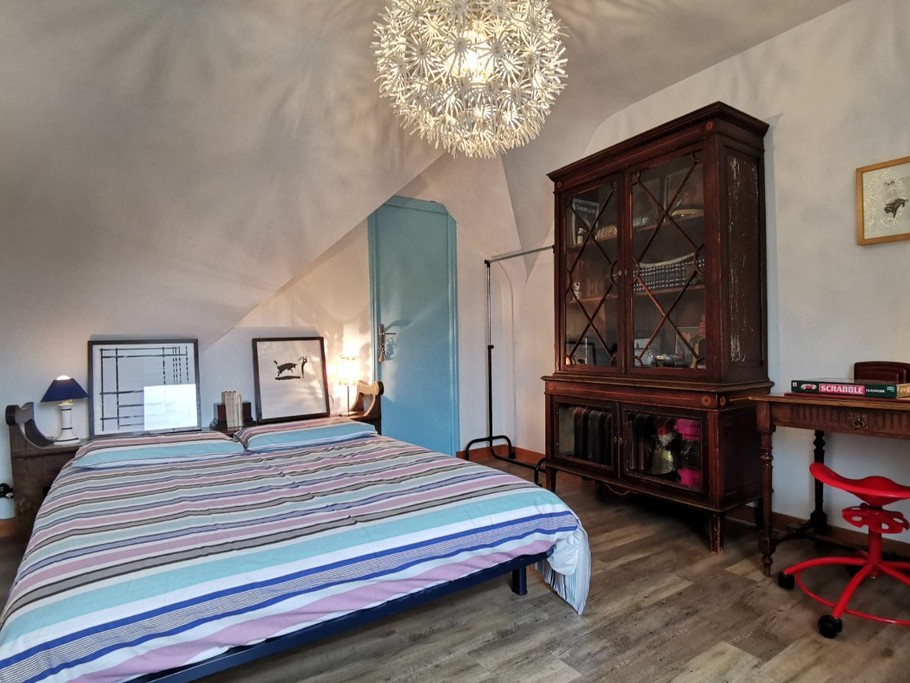 A l'étage une chambre avec un lit 140