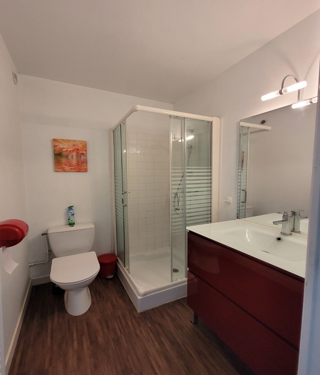 Salle de douche + WC