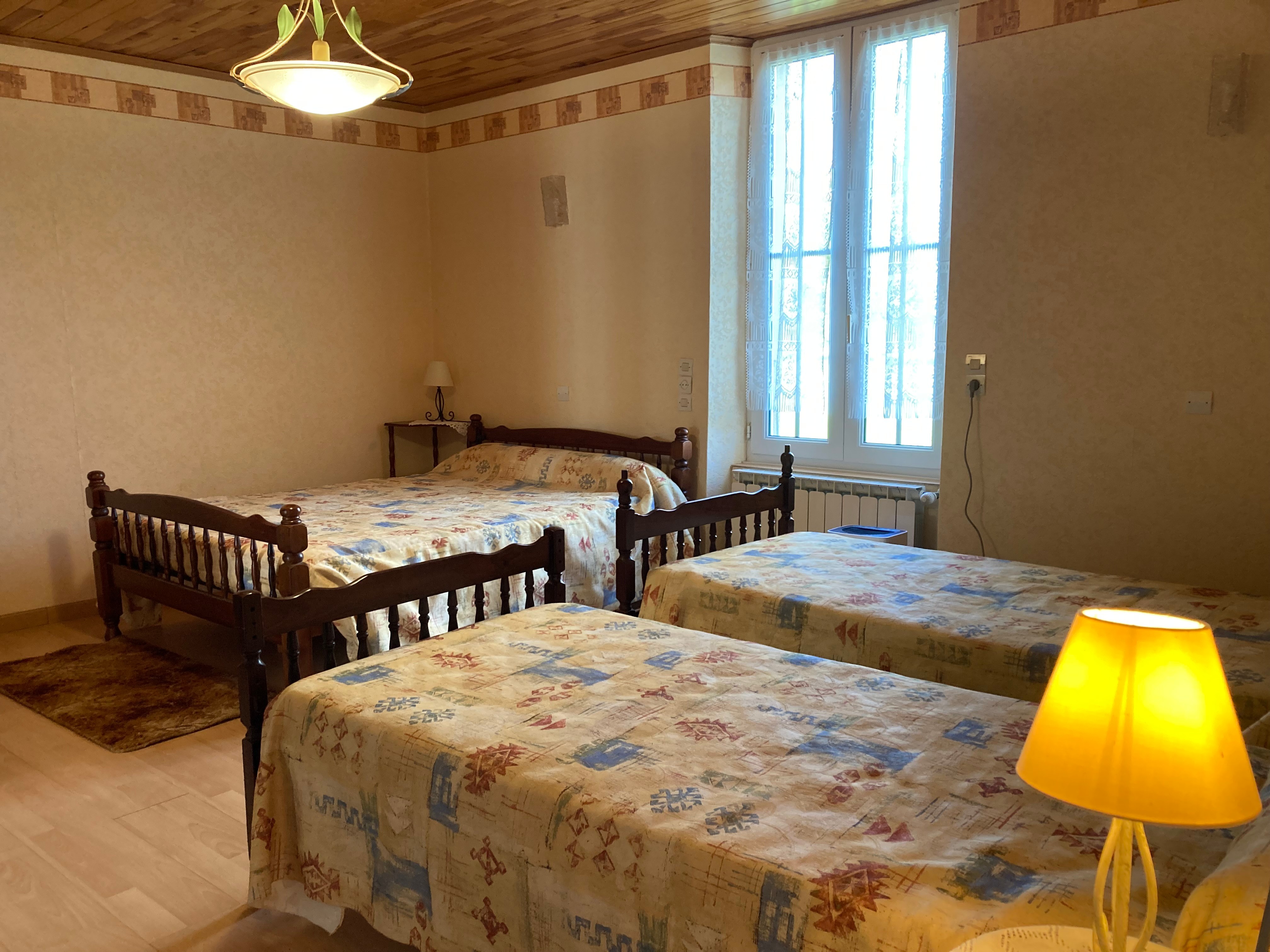 chambre 3 (2 lits de 90 + 1 lit de 140)