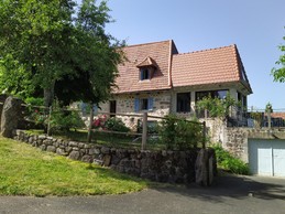 Character house in a quiet hamlet with views over the valley