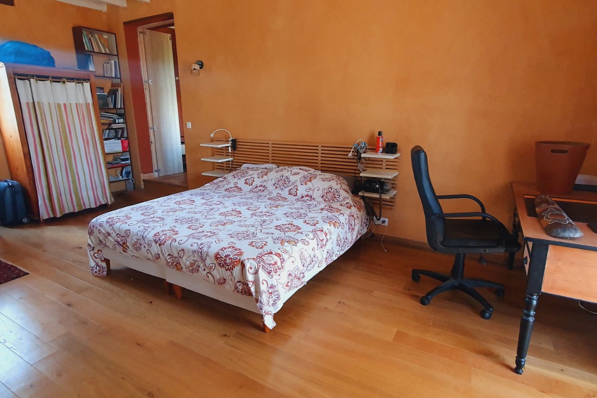 Chambre est avec bureau et lit bébé