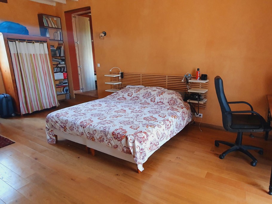 Chambre est avec bureau et lit bébé