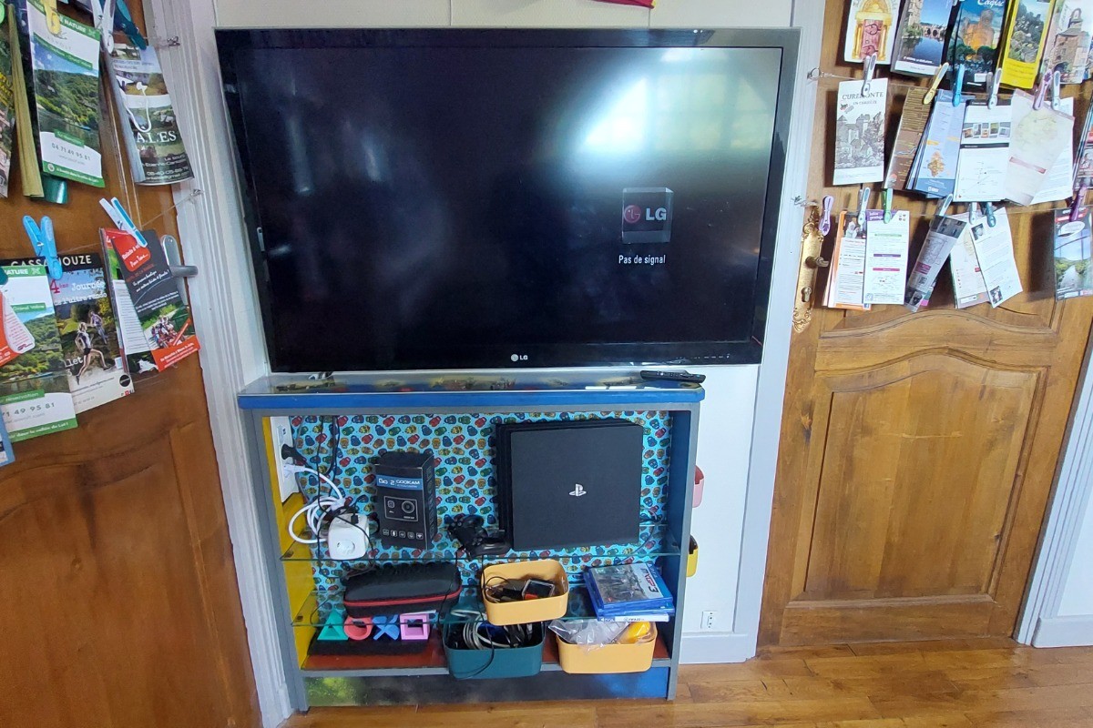 Salle de jeux à l'étage avec TV connectée, Play Station