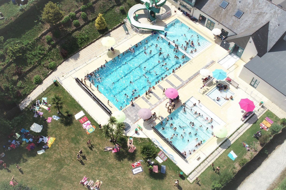 La piscine intercommunale chauffée et surveillée par des maîtres nageurs, juxtapose le camping (50m des emplacements camping, 100m des chalets et 250m des gîtes). La piscine est GRATUITE pour les vacanciers réservant du 6 Juillet au 23 Août 2024.