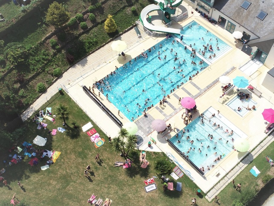 La piscine intercommunale chauffée et surveillée par des maîtres nageurs, juxtapose le camping (50m des emplacements camping, 100m des chalets et 250m des gîtes). La piscine est GRATUITE pour les vacanciers réservant du 6 Juillet au 23 Août 2024.