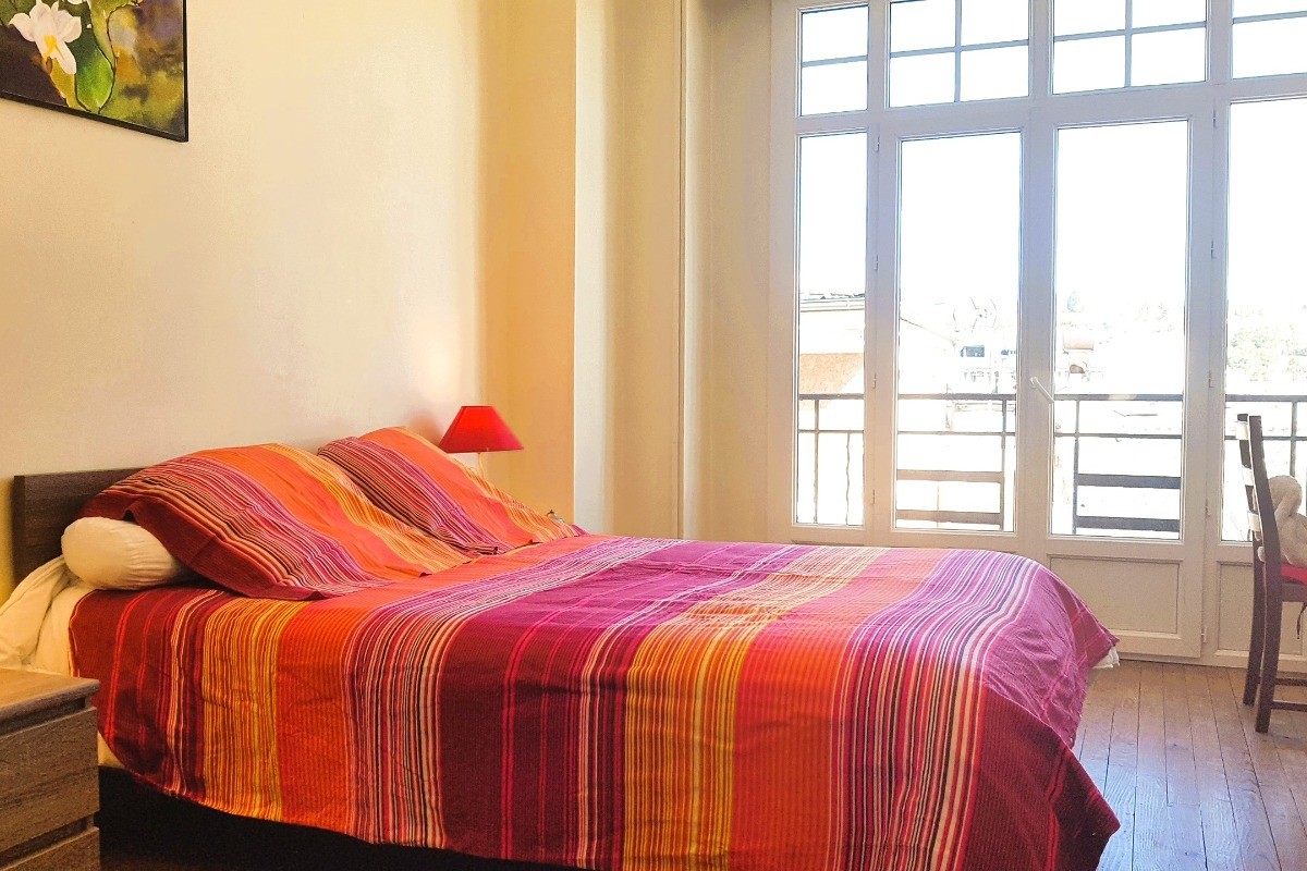 grande fenêtre avec vue sur le chateau de Lourdes