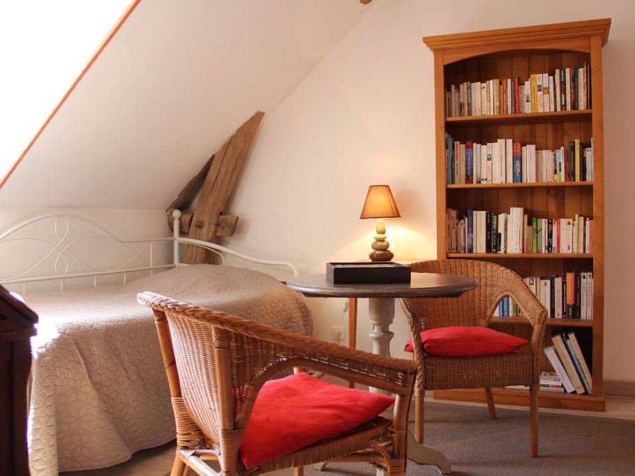 Tourterelle bedroom bookcase