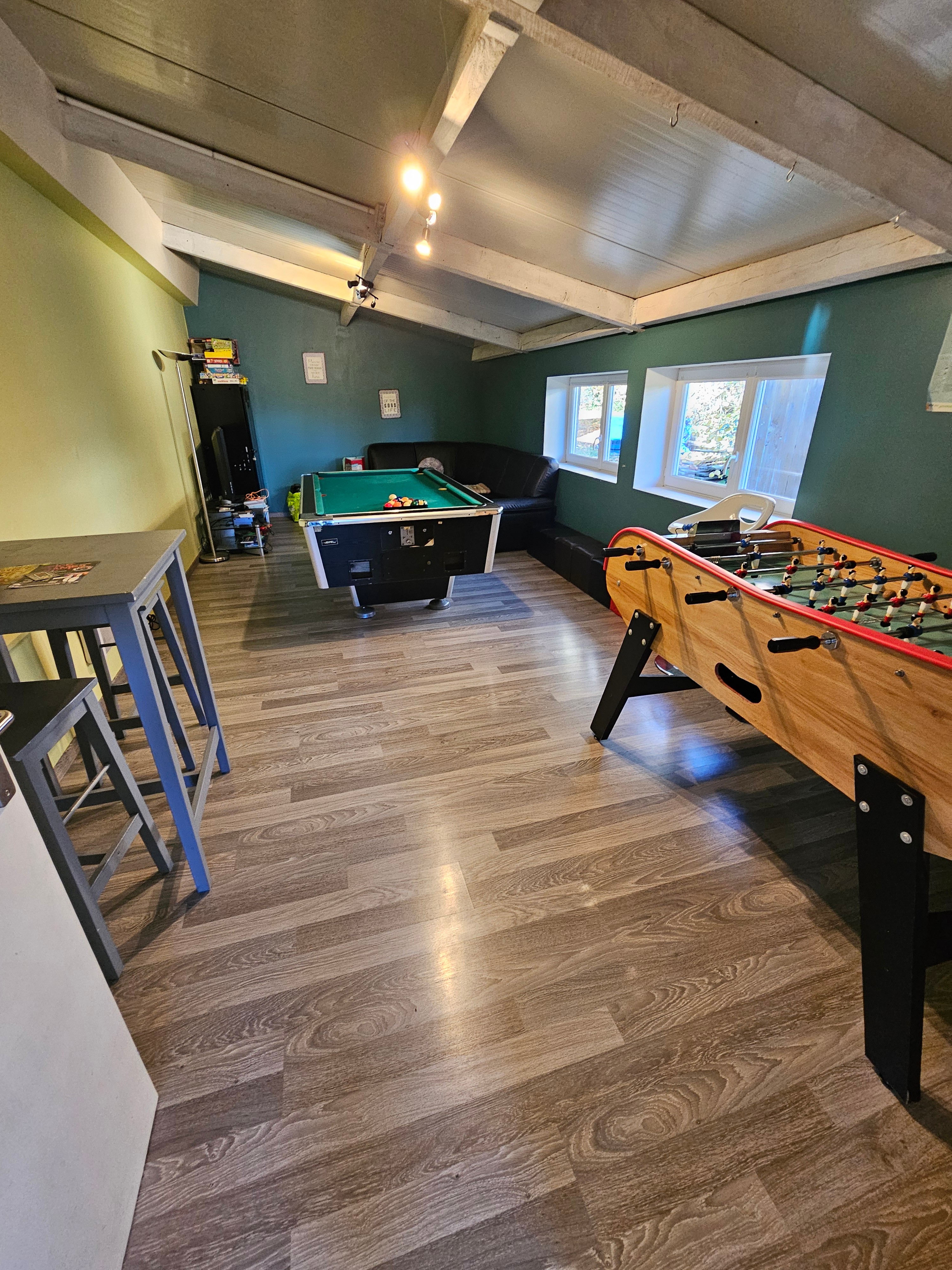 salle de jeux, babyfoot, billard , fléchettes