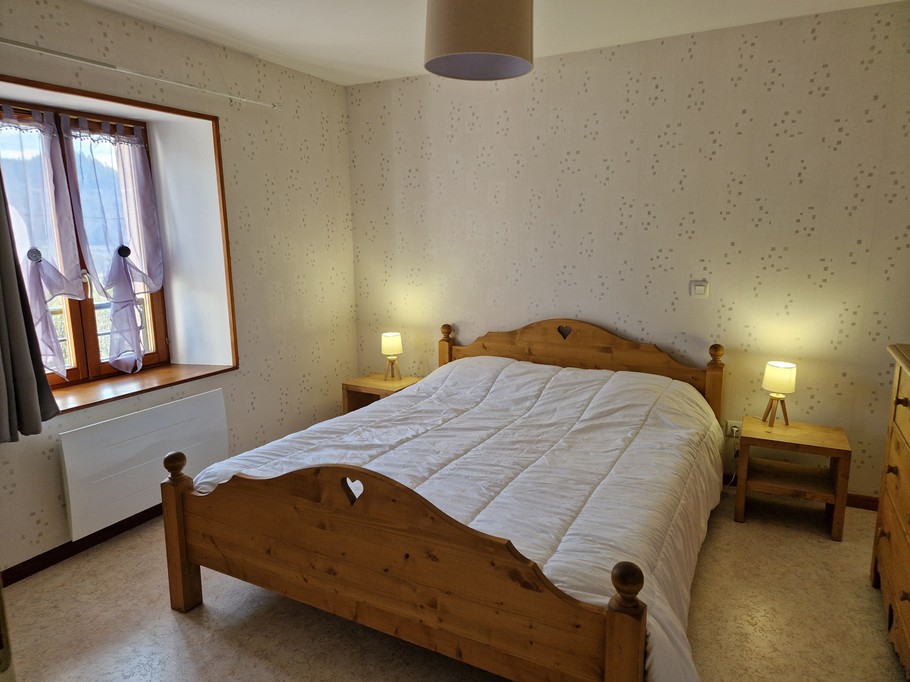 Bedroom with double bed (160cm) - Gîte les azalées
