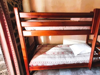 1er étage : Chambre Fleur de Pommier : 1 lit double et 2 lits 1 pers. superposés.