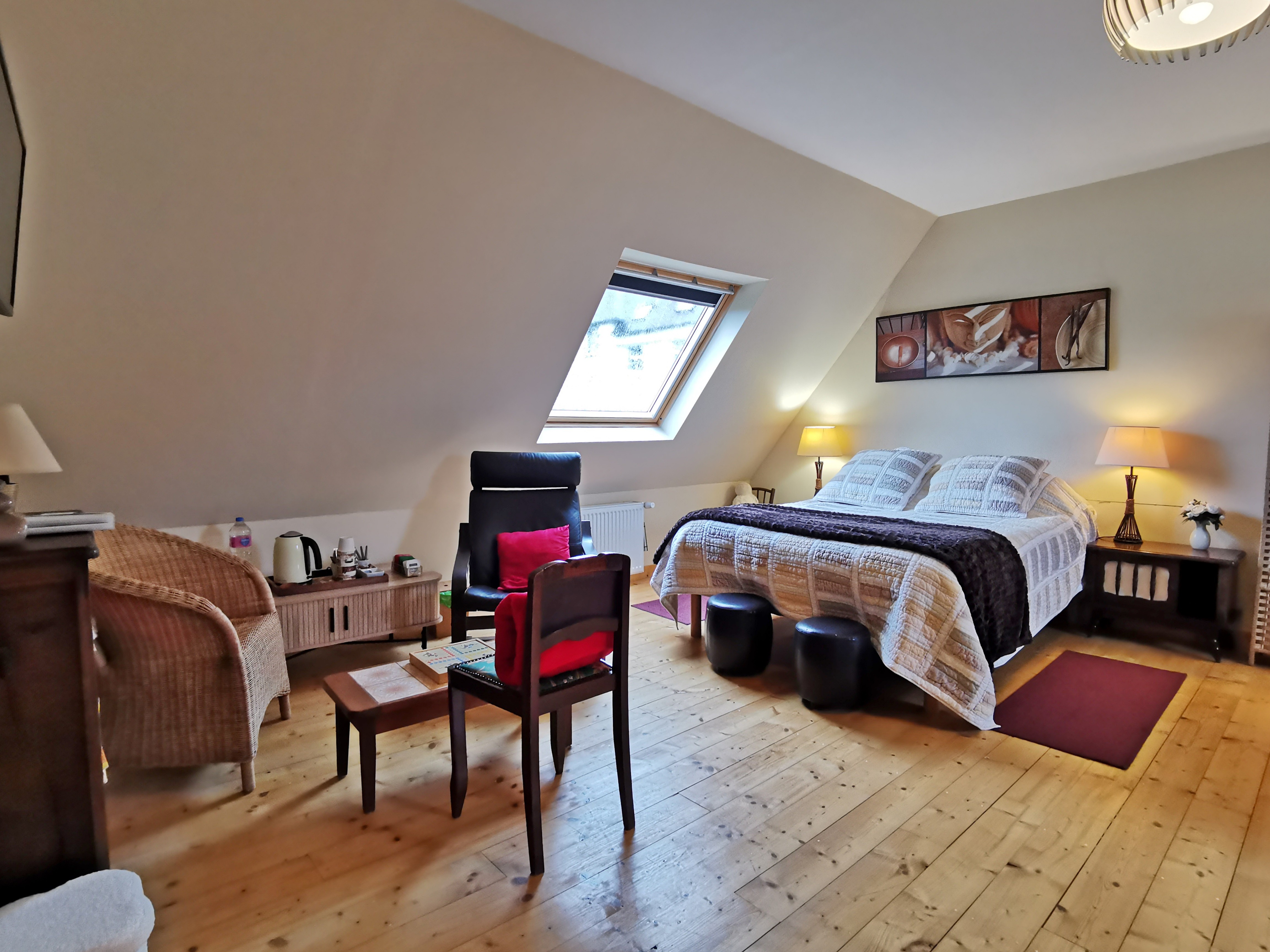 chambre avec espace salon TV
