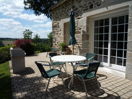 Terrasse avec salon de jardin et barbecue