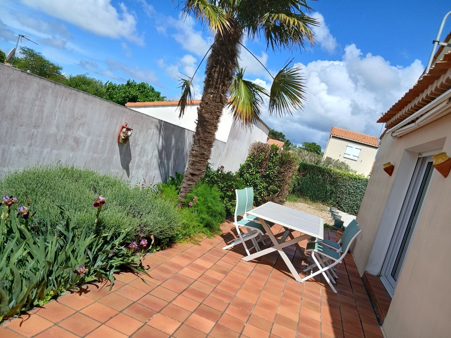 La terrasse à l'abri des regards pour prendre ses repas proche de la cuisine de la maison Le SOLEIL LEVANT à St Georges de Didonne en Charente maritime
