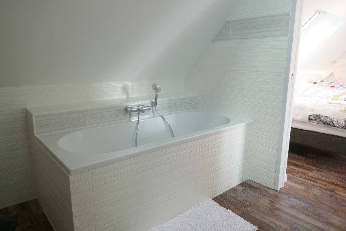 Salle de bain complète (douche et baignoire) attenante à la chambre dortoir - niveau 2