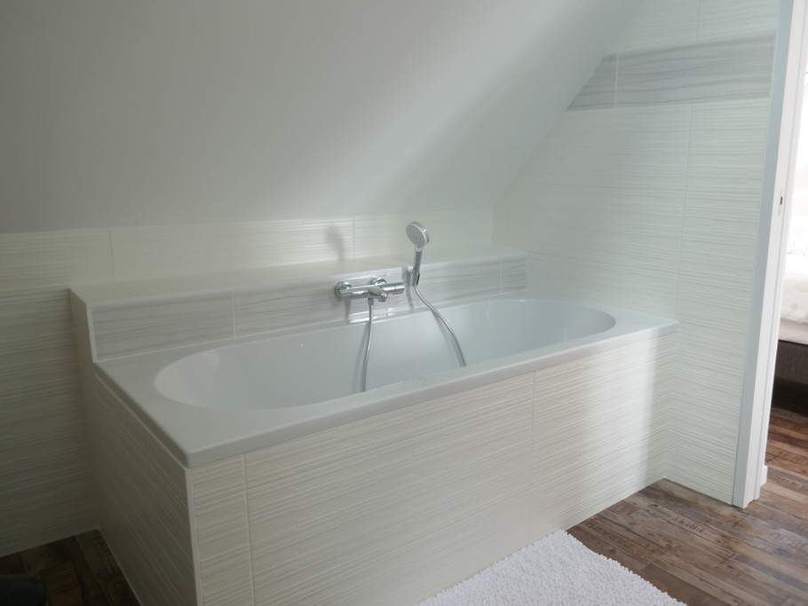 Salle de bain complète (douche et baignoire) attenante à la chambre dortoir - niveau 2