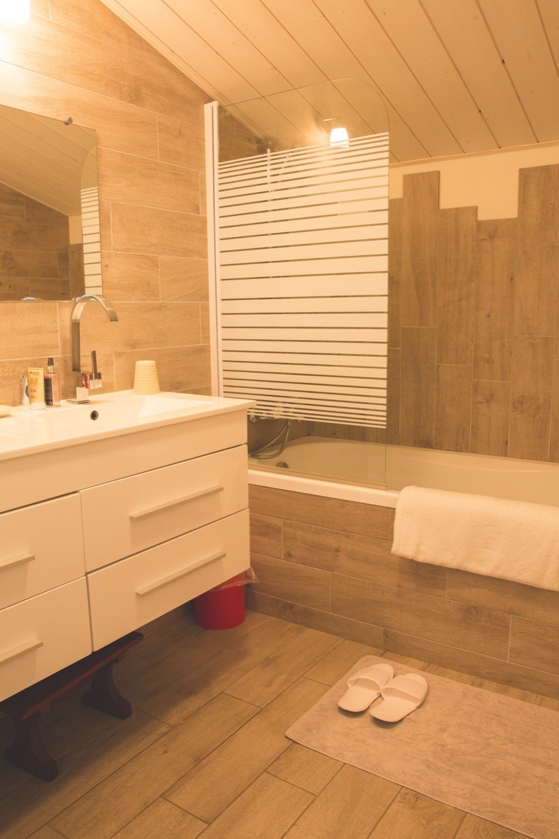 4 Salles d'eau, une salle de bain et 5 wc