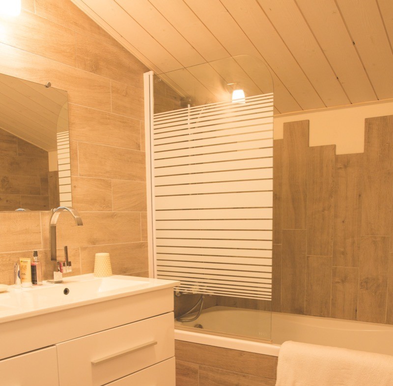 4 Salles d'eau, une salle de bain et 5 wc