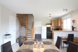 salle à manger avec vue sur la cuisine équipée