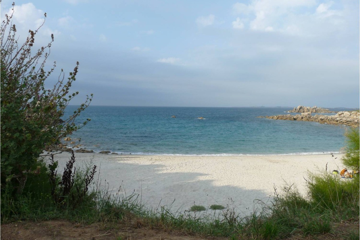 Plage de sable fin à seulement 200m de la maison, accessible par le GR34 depuis la maison