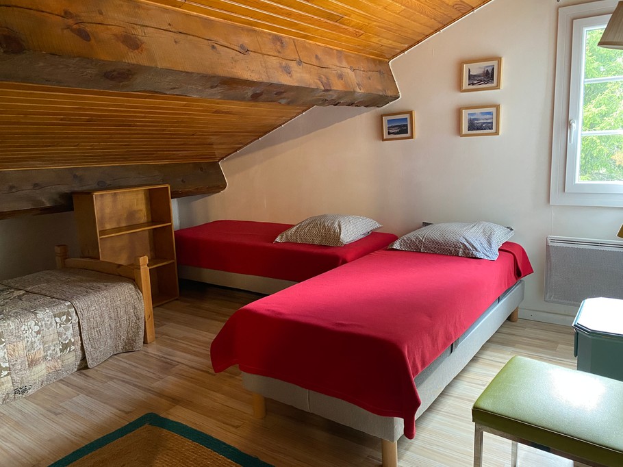 Chambre 3 - mansardée 2ème étage - Lit 90 + Lit 160 - OU CONFIGURATION DORTOIR Lit 90 + 2 lits 80