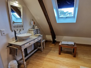 Salle d'eau ouverte sur la cambre avec WC privatif