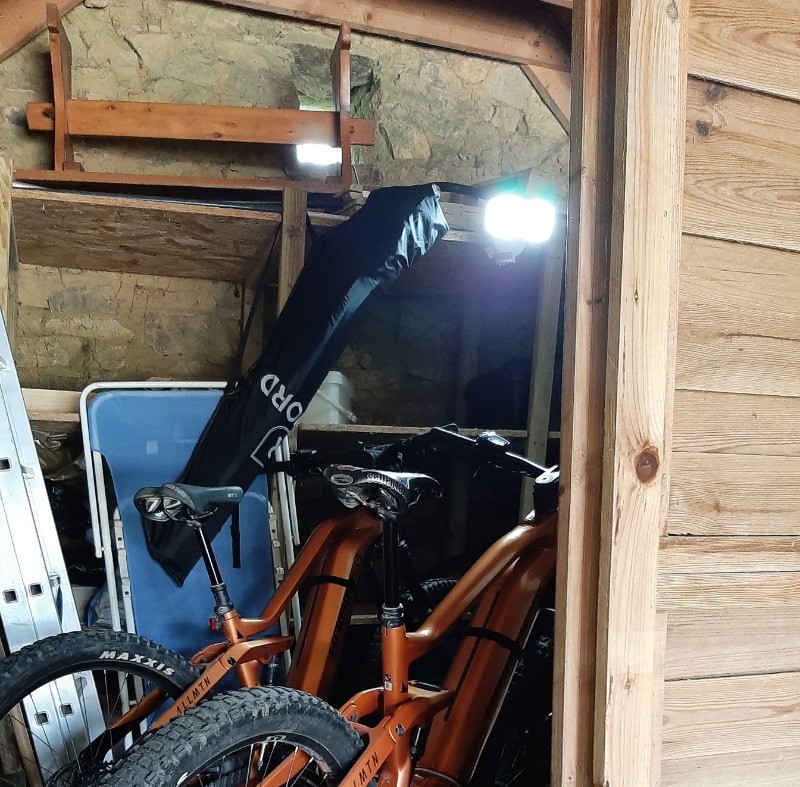 Le local fermé pour y arranger vélo, surf etc