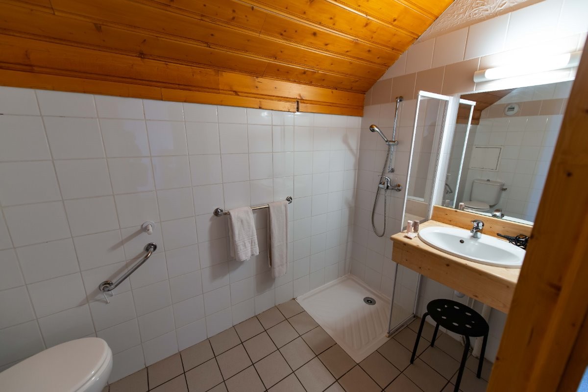 Salle de bain de la chambre PMR-Chambre au niveau du séjour (accès sans escalier)
