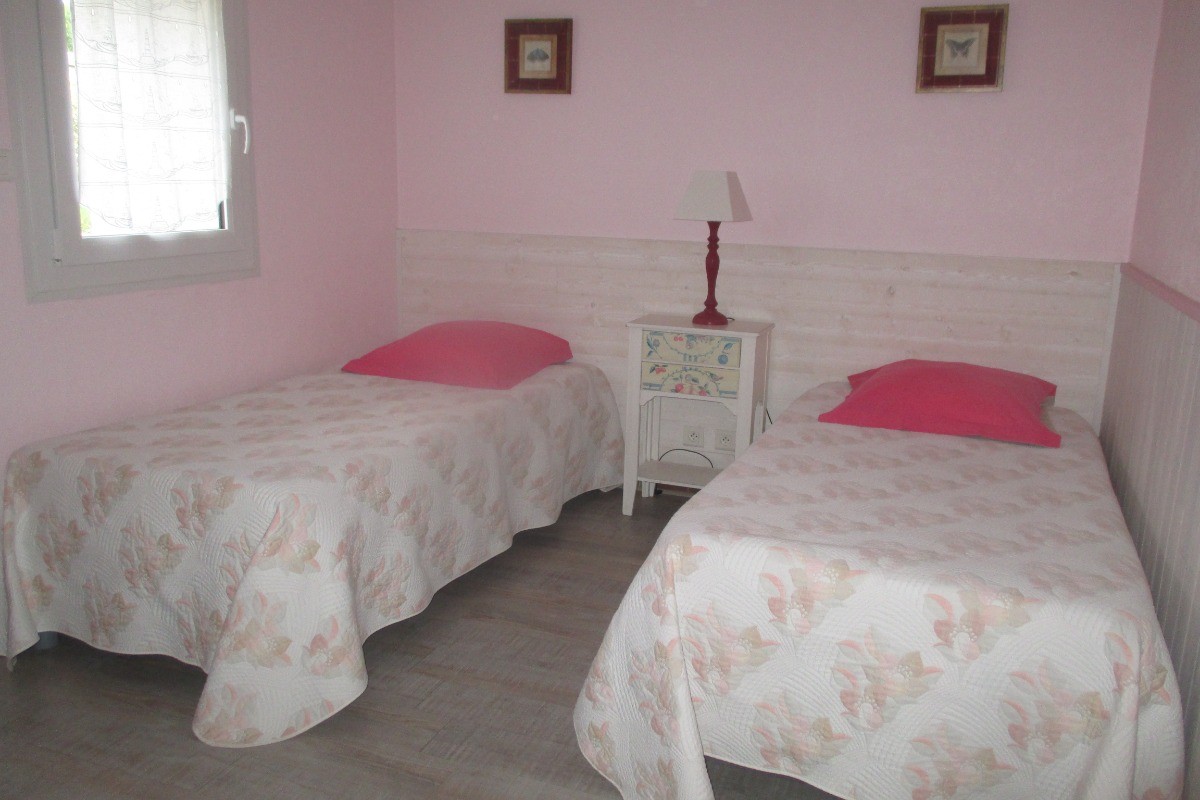 Chambre 1 au RDC avec 2 lits 90 (possibilité lit 180)