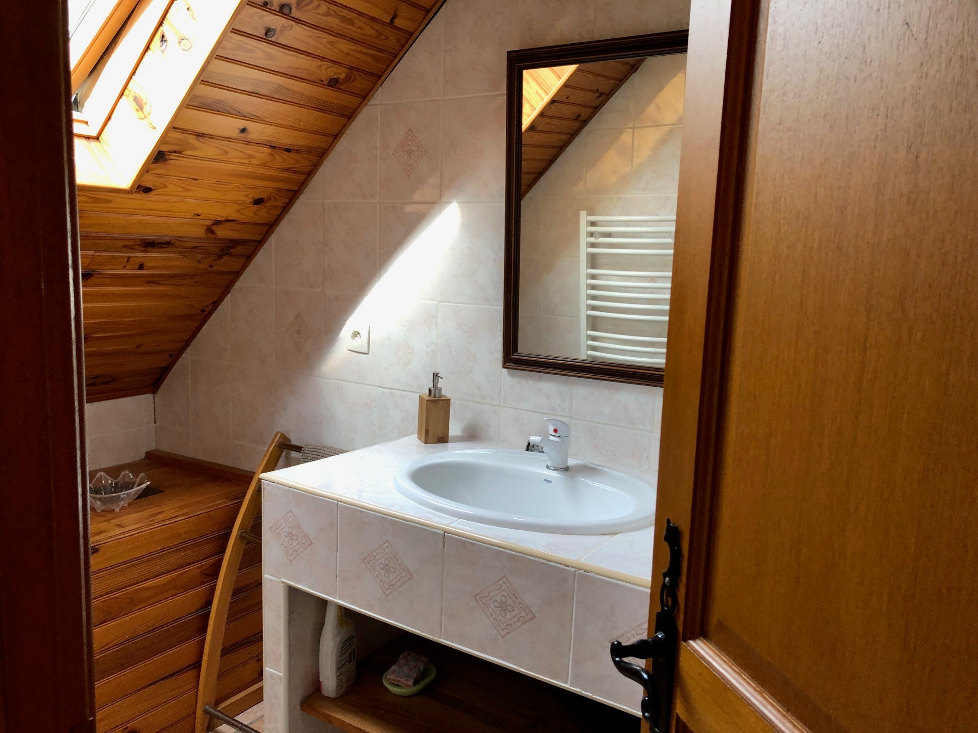 Salle d'eau avec douche