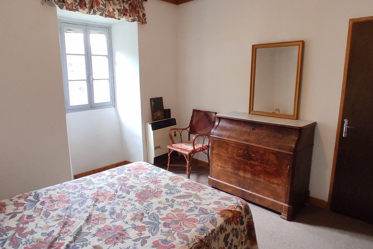 La Cheysserie - Maison forte du 13eme siècle dans la vallée de l'Eyrieux - Chambre du haut avec son point d'eau