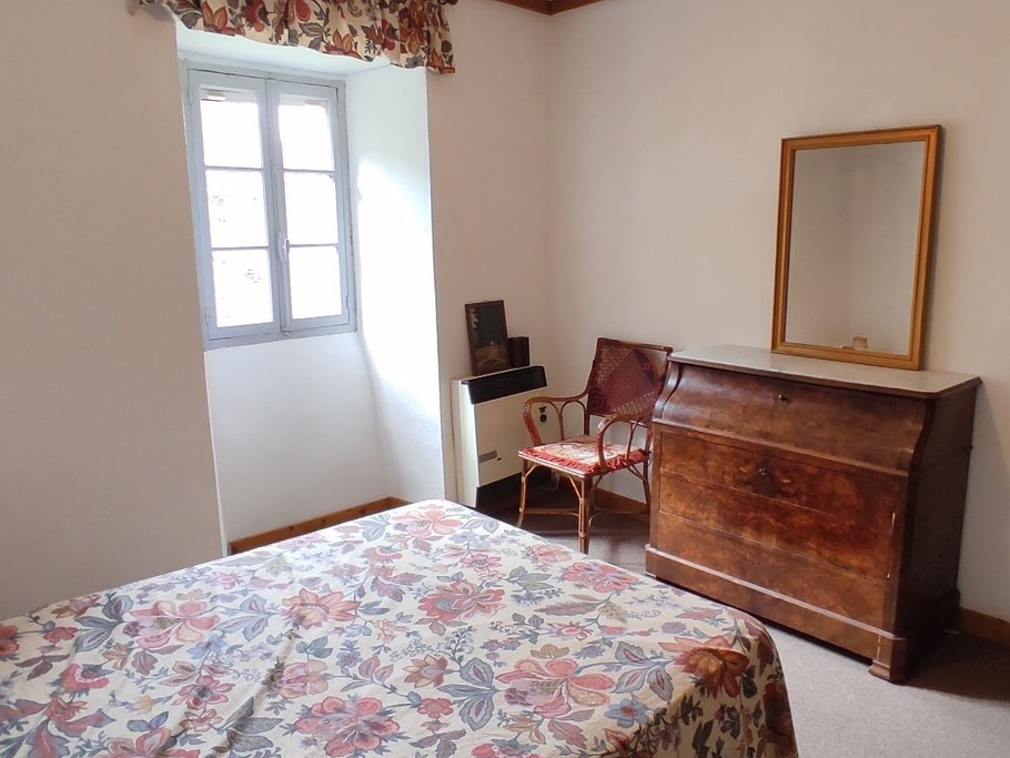 La Cheysserie - Maison forte du 13eme siècle dans la vallée de l'Eyrieux - Chambre du haut avec son point d'eau