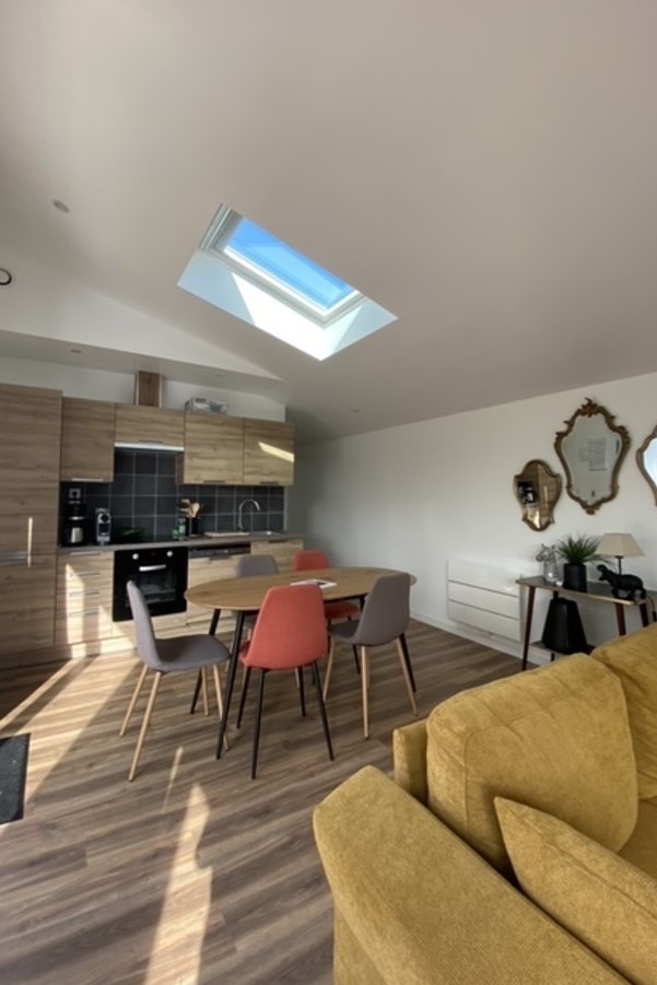 Agréable pièce de vie particulièrement ensoleillée grâce à ses larges baies vitrées. Coin cuisine bien équipée, coin séjour et coin salon (canapé convertible pour 2 personnes 140 x 190 cm).