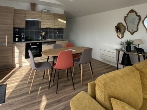 Agréable pièce de vie particulièrement ensoleillée grâce à ses larges baies vitrées. Coin cuisine bien équipée, coin séjour et coin salon (canapé convertible pour 2 personnes 140 x 190 cm).