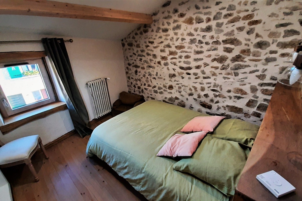 Appartement Joubarbe au 2ème et dernier étage de la maison, appartement entièrement meublé, sanitaires privatifs, chambre et mezzanine (3 couchages).