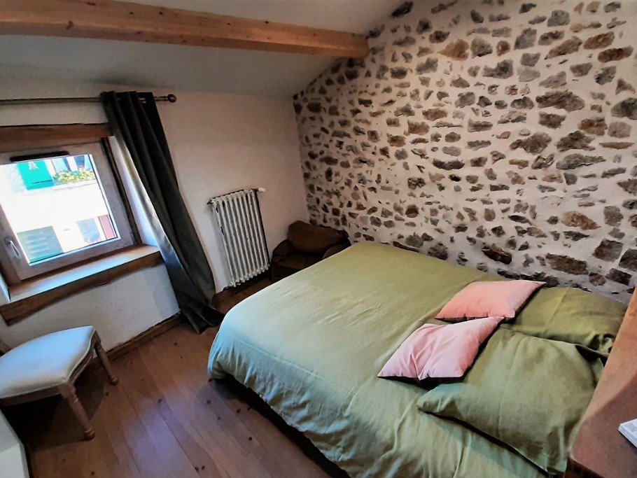 Appartement Joubarbe au 2ème et dernier étage de la maison, appartement entièrement meublé, sanitaires privatifs, chambre et mezzanine (3 couchages).