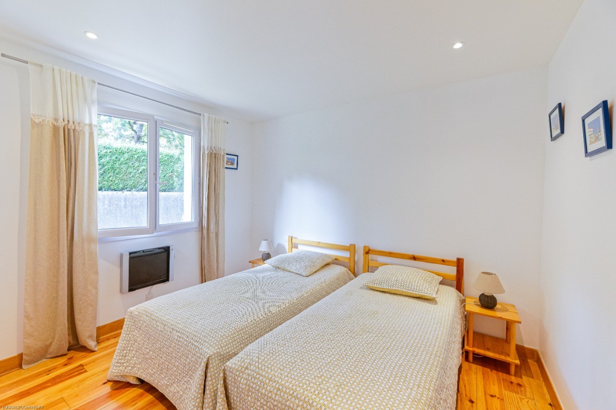 CHAMBRE AVEC 2 LITS EN 90CM