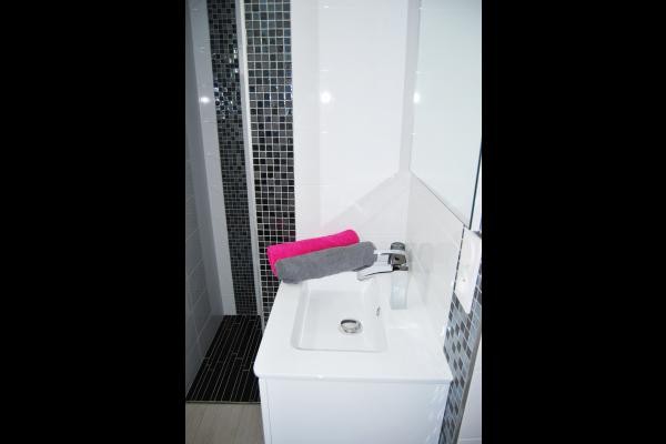 Salle d'eau chambre 2.