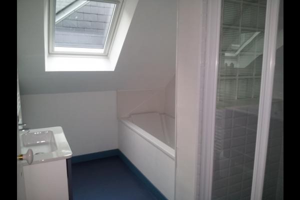 Salle de bains avec baignoire et douche italienne jet hydro-massant