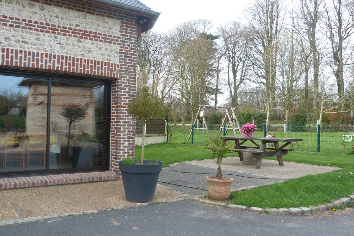 terrain à proximité avec balançoire, filet de badminton, but pour les joueurs de foot...