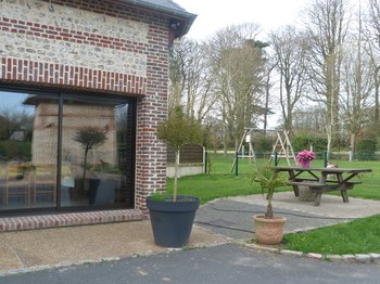 terrain à proximité avec balançoire, filet de badminton, but pour les joueurs de foot...