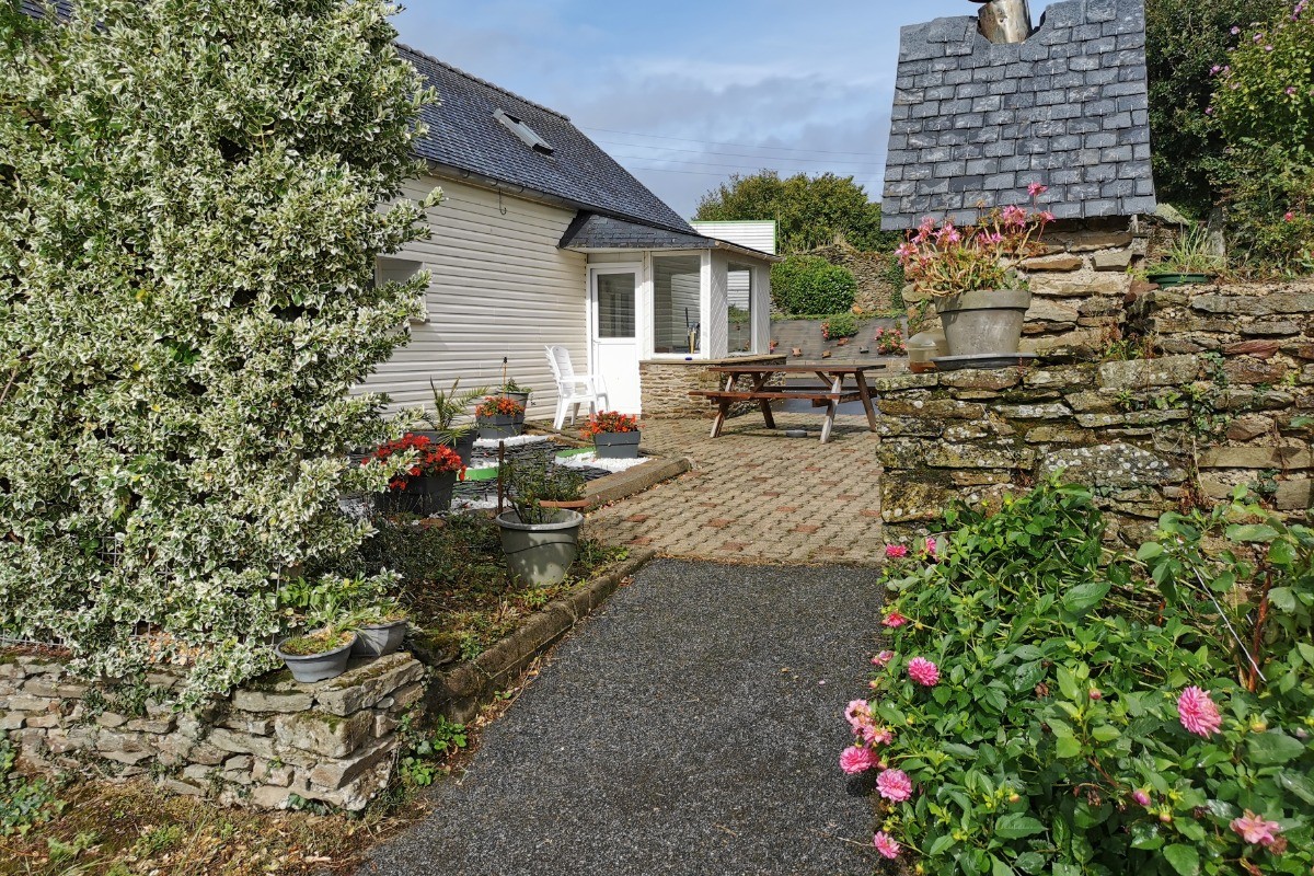 Grande terrasse à l'arrière de la maison